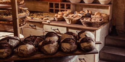 Naturhotel - Müllmanagement: Mülltrennung - Sächsische Schweiz - Täglich frisches Brot, Brötchen sowie süße und herzhafte, wagenradgroße Kuchen kommen aus unserer hauseigenen Mühlenbäckerei - Bio-Pension Forsthaus