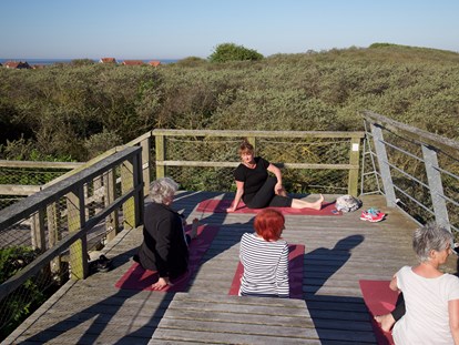 Naturhotel - Preisklasse: € - Deutschland - Wir praktizieren Yoga auf einer wunderschönen Plattform direkt am Meer, auf unserer Yogaterrasse am Haus AnNatur oder im eigenem Yogaraum. - Haus AnNatur Bio Pension und Appartements