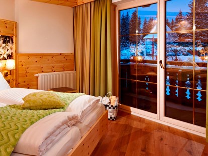Naturhotel - auch für Familien mit Kindern - Pinzgau - Gut schlafen im Zirbenzimmer mit Naturholzmöbeln - Biohotel Castello