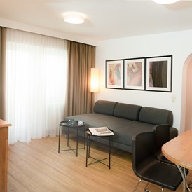 Biohotel: 3-Raum Apartment Wohnzimmer mit Blick ins Elterschlafzimmer - The RESI Apartments "mit Mehrwert"