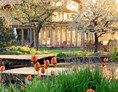 Biohotel: idyllischer Garten mit Teich  - Rosenberg Ayurveda Gesundheits- und Kurzentrum