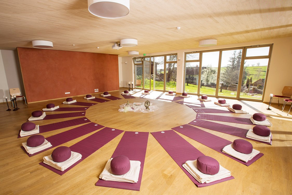 Biohotel: Yoga im Lakshmi-Saal - Rosenberg Ayurveda Gesundheits- und Kurzentrum